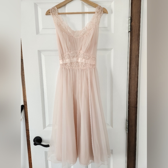 1960s Vanity Fair Nightgown - Picture 6 of 8